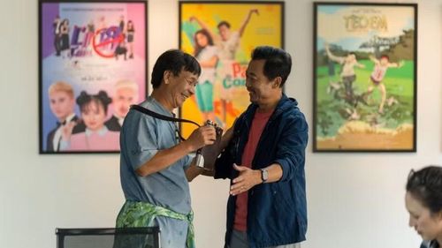 Nghệ sĩ Ưu tú Đức Khuê và danh hài Vân Sơn trong phim. (Ảnh: ĐOÀN PHIM CUNG CẤP)