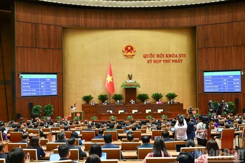Quốc hội thông qua Nghị quyết về kế hoạch đầu tư công trung hạn giai đoạn 2026-2030. (Ảnh: DUY LINH)