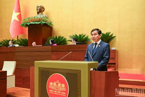 Tổng Thư ký Quốc hội, Chủ nhiệm Văn phòng Quốc hội Lê Quang Mạnh trình bày dự thảo Nghị quyết Kỳ họp thứ nhất, Quốc hội khóa XVI. (Ảnh: DUY LINH)