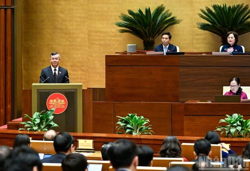 Bộ trưởng Tài chính Ngô Văn Tuấn trình bày Báo cáo tóm tắt giải trình, tiếp thu, chỉnh lý dự thảo Nghị quyết về kế hoạch đầu tư công trung hạn giai đoạn 2026-2030. (Ảnh: DUY LINH)