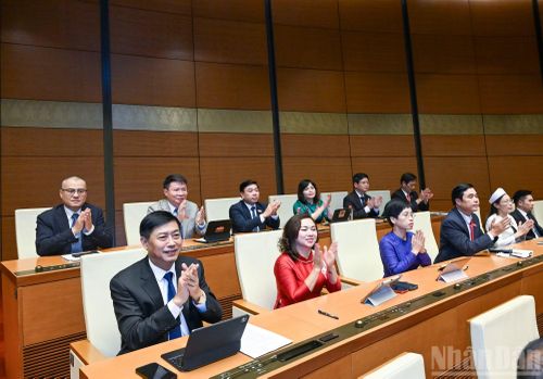 Với 100% đại biểu Quốc hội có mặt tán thành, Quốc hội đã tiến hành biểu quyết thông qua Nghị quyết về kế hoạch phát triển kinh tế-xã hội 5 năm giai đoạn 2026-2030. (Ảnh: DUY LINH)