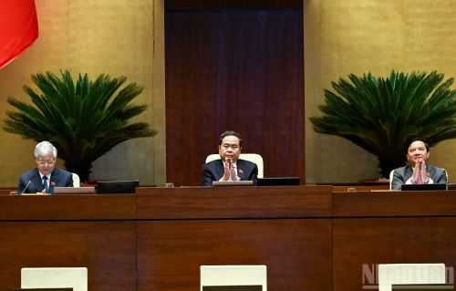 Chủ tịch Quốc hội Trần Thanh Mẫn và các Phó Chủ tịch Quốc hội chủ trì, điều hành Phiên bế mạc. (Ảnh: DUY LINH)