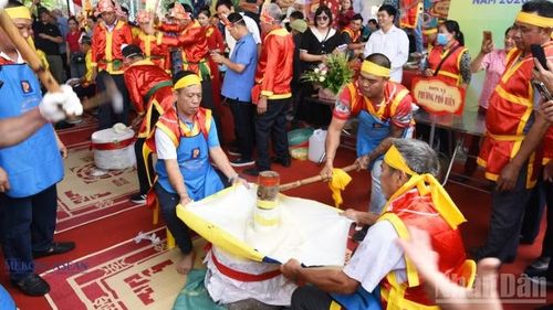 Thi giã bánh dày trong Liên hoan ẩm thực tỉnh Hưng Yên lần thứ 3.