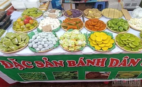 Hàng chục loại bánh dân gian làm từ bột nếp, củ năng, củ sắn.
