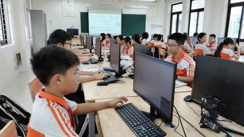 Chuyển đổi số đang kéo học sinh vào trung tâm của quá trình học tập. (Ảnh: ĐỖ BẢO)