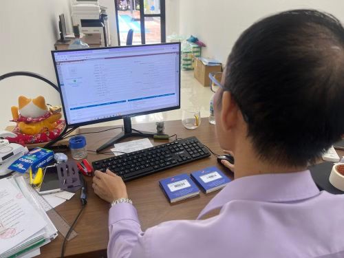 Thầy Hà Tiến Viễn, phụ trách bộ môn Tin học Trường trung học cơ sở Quang Trung đang sử dụng hạ tầng số. (Ảnh: ĐỖ BẢO)