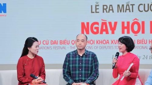 Giám đốc Nhà xuất bản Thông tấn Phùng Thị Mỹ giới thiệu những nội dung trọng tâm của cuốn sách ảnh.