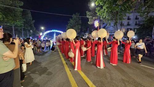 Biểu diễn múa nón.