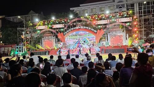 Các đoàn diễu hành qua khán đài chính.