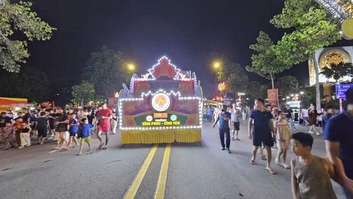 Rước biểu trưng của cụm 14.