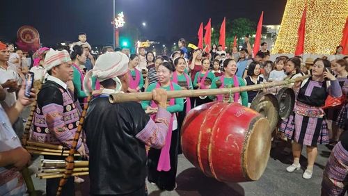 Các nghệ sĩ, người dân cùng hòa vào lễ hội đường phố Việt Trì.