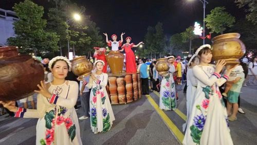 Người dân vào vai nghệ sĩ đường phố.