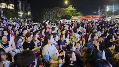 Hàng nghìn người xem ca nhạc-trình diễn.