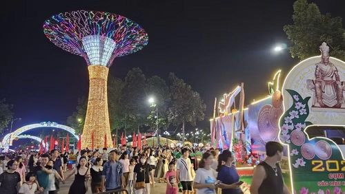 Người dân đổ về khu trung tâm Việt Trì ngày càng đông.