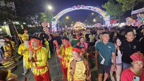 Không khí tưng bừng trên đường Trần Phú, phường Việt Trì.