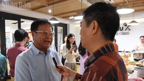Ông Đỗ Xuân Lộc chia sẻ cảm nhận được bầu không khí quê nhà Việt Nam thân thương. (Ảnh: MINH THẮNG)