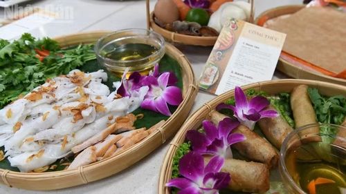 Các món ăn Việt Nam được bày biện trên lá sen đầy tinh túy lẫn hương vị thiên nhiên. (Ảnh: XUÂN SƠN)