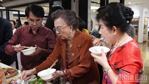 Khách mời thích thú thưởng thức các món ăn Việt Nam. (Ảnh: XUÂN SƠN)