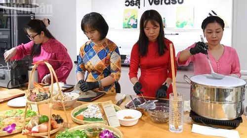 Các “đầu bếp” trong trang phục áo dài và áo bà ba tôn vinh nét đẹp của người phụ nữ Việt Nam. (Ảnh: MINH THẮNG)