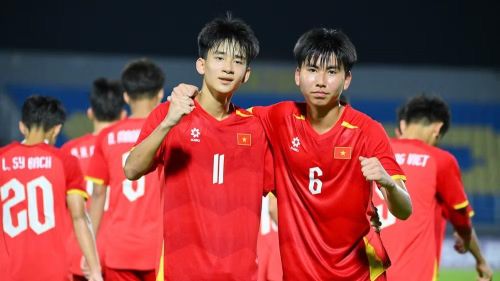 Các tuyển thủ U17 Việt Nam ăn mừng bàn thắng. (Ảnh: VFF)