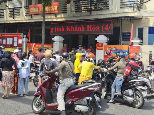 Tình trạng quá tải xảy ra ở phường Tây Nha Trang, khi nhiều phụ huynh chở con em đến làm căn cước