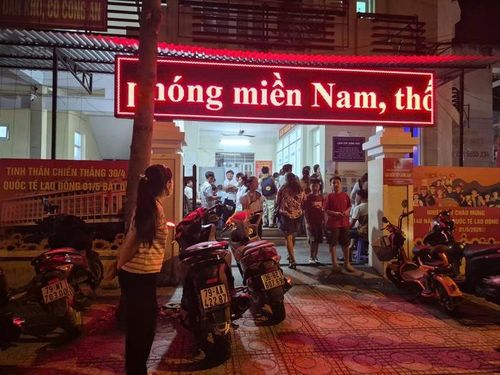 Buổi tối cũng rất đông học sinh đến làm căn cước, mới 18 giờ đã hết số