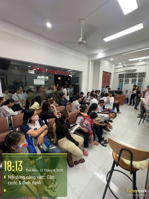 Tình trạng tương tự xảy ra ở phường Nam Nha Trang, nhiều học sinh đi học cả ngày nên đến buổi tối mới đến công an phường làm căn cước