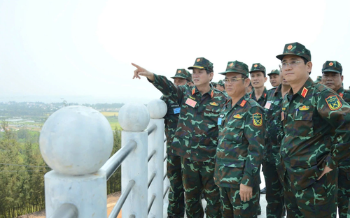 Trung tướng Lê Ngọc Hải, Ủy viên Trung ương Đảng, Tư lệnh Quân khu 5 chỉ đạo khảo sát địa hình tại Quảng Ngãi trong tập huấn chiến dịch năm 2026. Ảnh: LÊ TÂY
