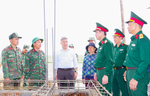 Lãnh đạo Quân khu 5 kiểm tra tiến độ thi công nhà hộ bà Võ Thị Siêng ở phường Đông Hòa, tỉnh Đắk Lắk trong "Chiến dịch Quang Trung" (tháng 12-2025). Ảnh: TIẾN LƯỢNG