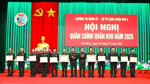 Lãnh đạo Quân khu 5 trao bằng khen tặng các cá nhân có thành tích xuất sắc trong năm 2025. Ảnh: VĂN VIỄN