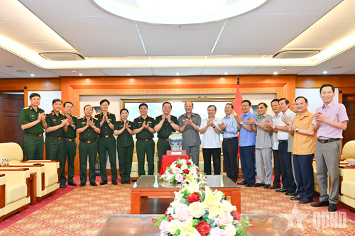Đại tướng Nguyễn Trọng Nghĩa cùng các đại biểu chụp ảnh chung.