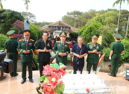 Các đại biểu dâng hương tưởng nhớ các anh hùng liệt sĩ.