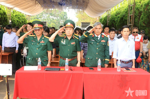 Các đại biểu dành phút mặc niệm tưởng nhớ các anh hùng liệt sĩ.