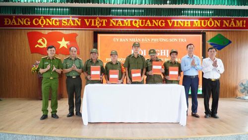 Đại diện các Tổ bảo vệ an ninh trật tự khu vực ký cam kết thực hiện phong trào thi đua.