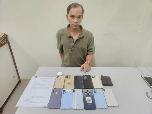 Trần Duy Khoa cùng tang vật vụ án