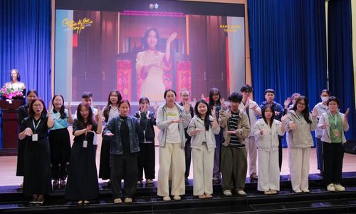 Các bạn sinh viên thực hành sử dụng ngôn ngữ ký hiệu theo lời bài hát “Biết thương mình hơn”.