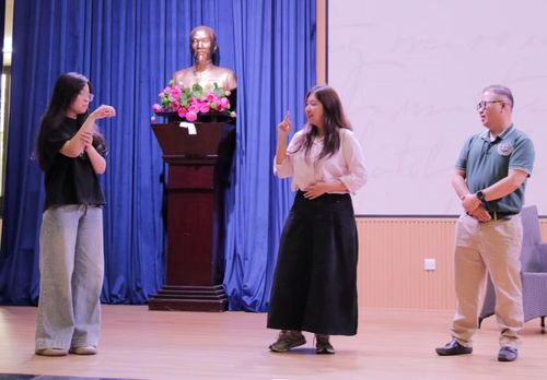 Các bạn sinh viên học và thực hành bảng chữ cái ngón tay với mẫu câu giao tiếp cơ bản.