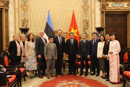  Lãnh đạo TPHCM và đoàn Bộ trưởng Ngoại giao Estonia chụp ảnh lưu niệm 