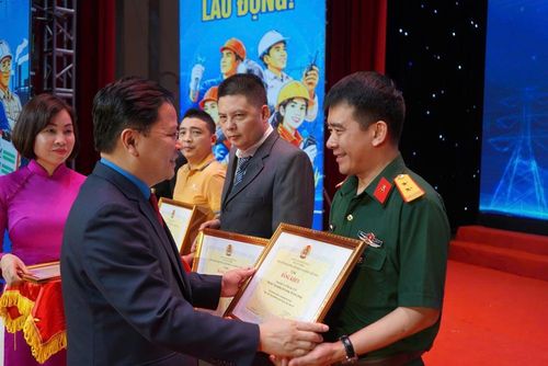 Trao bằng khen cho các cá nhân và tập thể
