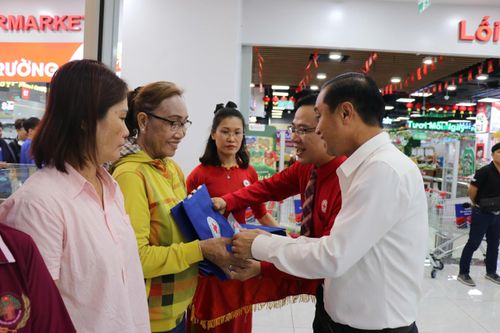  Tặng phiếu đi siêu thị trị giá 500.000 đồng đến người có hoàn cảnh khó khăn 