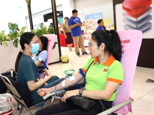  Người dân tham gia hiến máu tại chương trình 
