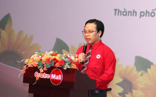  Chủ tịch Hội Chữ thập đỏ TPHCM Nguyễn Minh Nhựt phát biểu tại chương trình 