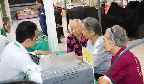  Khám mắt miễn phí cho người cao tuổi 