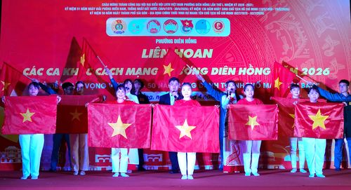 Tiết mục ca múa "Đất nước trọn niềm vui" của Ban CHQS phường và Trường mầm non Hoa Hướng Dương. Ảnh: THÚY BÌNH