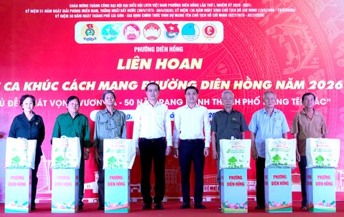 Những phần quà nghĩa tình trao tặng hội viên Hội Cựu Thanh niên xung phong và thành viên CLB Truyền thống kháng chiến có hoàn cảnh khó khăn. Ảnh: THÚY BÌNH
