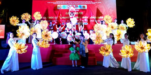 Tiết mục hoạt cảnh "Ký ức một thời hoa lửa – Diên Hồng vững bước trong kỷ nguyên vươn mình" của trường Mầm Non 2-9. Ảnh: THÚY BÌNH