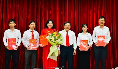  Đồng chí Nguyễn Cao Lễ trao Quyết định chuẩn y kết quả bầu Ủy ban Kiểm tra Đảng ủy Báo SGGP, nhiệm kỳ 2025-2030. Ảnh: VIỆT DŨNG 