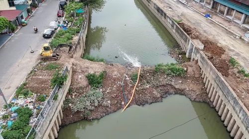 Tại điểm thi công trên đường Ngô Quyền, nhiều xe tải vận chuyển đất không che chắn, gây vương vãi vật liệu xuống lòng đường, khiến người tham gia giao thông gặp nhiều khó khăn và nguy hiểm.