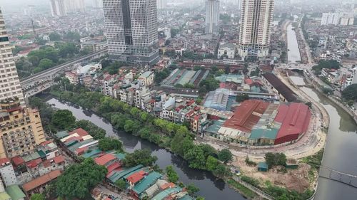 Dọc khắp tuyến đường Ngô Quyền (phường Hà Đông, Hà Nội) hiện đang nhiều điểm thi công, nhiều máy móc đang thực hiện việc nạo vét lòng sông, khơi thông dòng chảy.