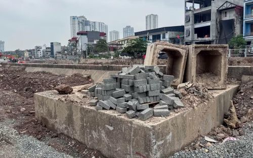 Chỉ đạo tại hiện trường, Bí thư Hà Nội Trần Đức Thắng nhấn mạnh đến ngày 30/4, Ban Nông nghiệp phải hoàn thành toàn bộ hệ thống kênh theo hình thức khẩn cấp.